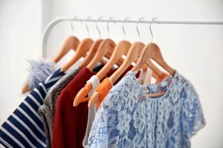 WIESZAK DO SZAFY RONDO KOMPLET 100 SZT JASNY BRĄZ DREWNO