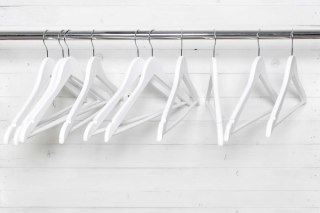 WIESZAK DO SZAFY RONDO KOMPLET 30 SZT BIAŁY DREWNO